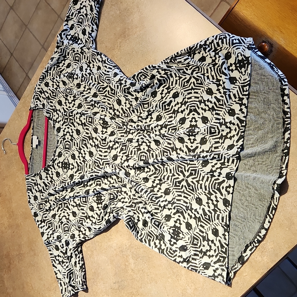 Lularoe iris top